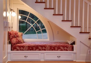 This under-stairs daybed in a house on Idaho’s Pend Oreille River was designed by architect Jon R. Sayler. Photography by Sandpoint Photo 